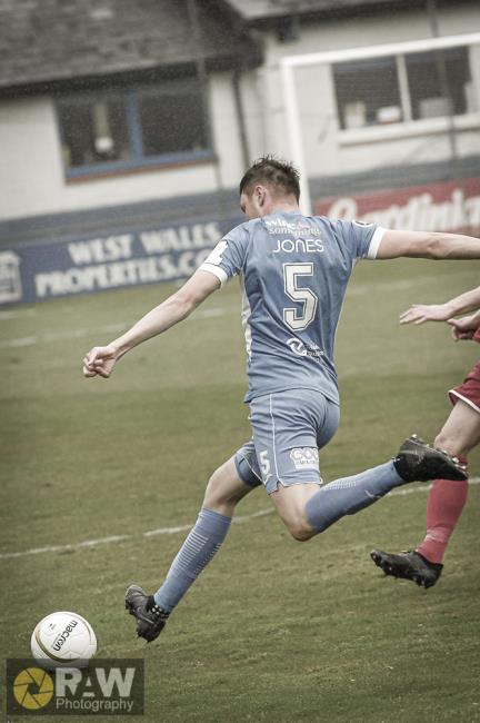 Alaric Jones pushes forward